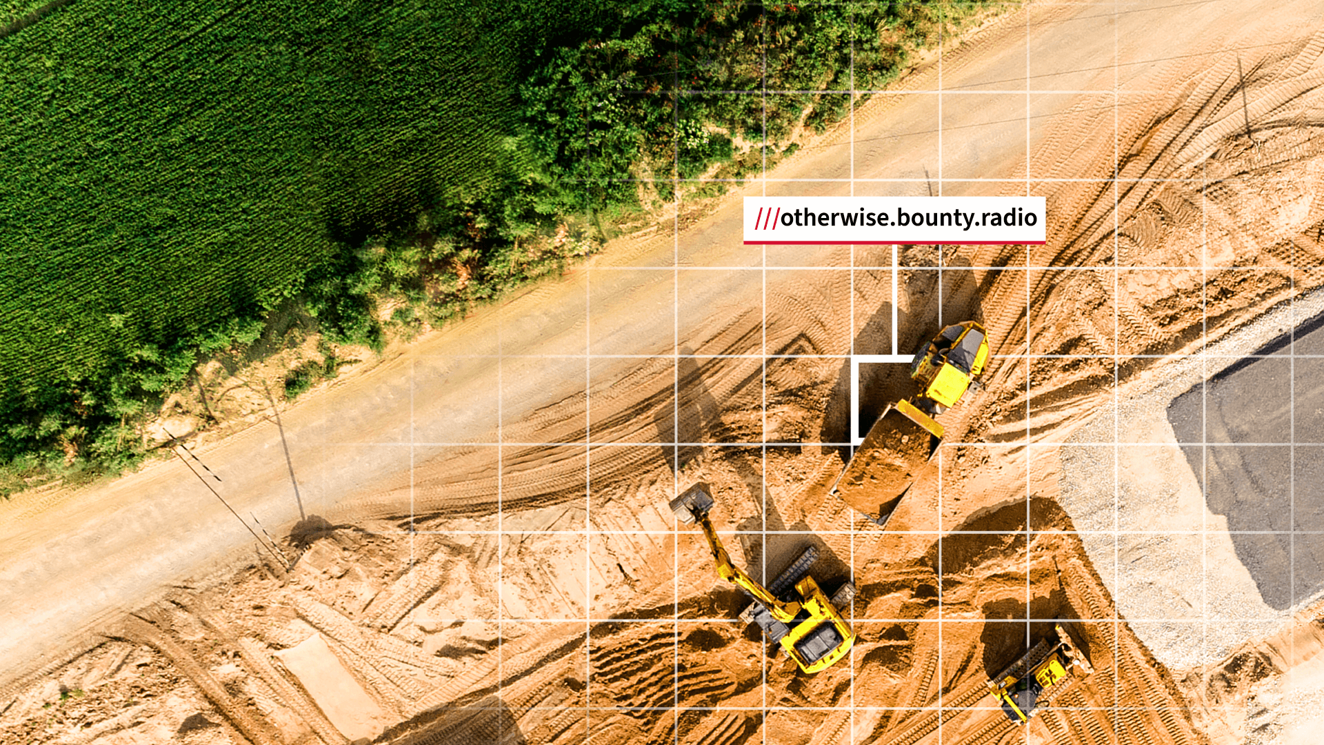 Luftaufnahme einer Baustelle mit gelben Maschinen auf einer unbefestigten Straße, umgeben von grünen Feldern und mit einer what3words-Referenz gekennzeichnet.